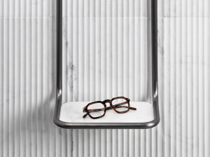 Мраморная и латунная полка для ванной комнаты