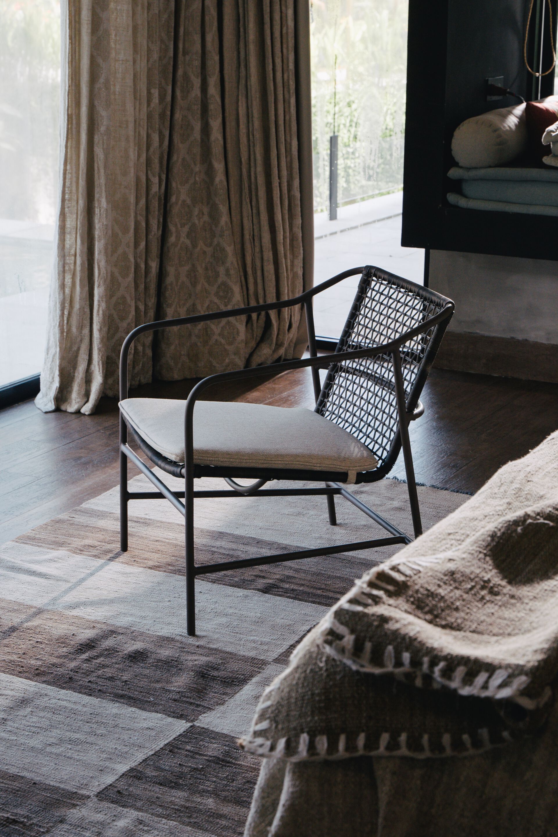 Алюминиевое садовое кресло с подлокотниками и встроенной подушкой cbdesign Breeze ARCH-00115879 - Вид №4