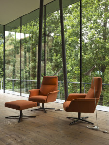 Спицевое кресло с подлокотниками