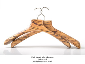 Экзотическая деревянная вешалка