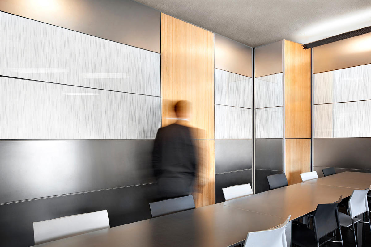 FSRT676 Стеновая система Levele с минимальным количеством панелей; вставки из стекла vivispectra Spectrum с индивидуальной графической прослойкой и стандартной отделкой; нержавеющая сталь, отделка «морской камень»; вивихромовое хромисовое стекло с белой п Forms-surfaces  - Вид №28