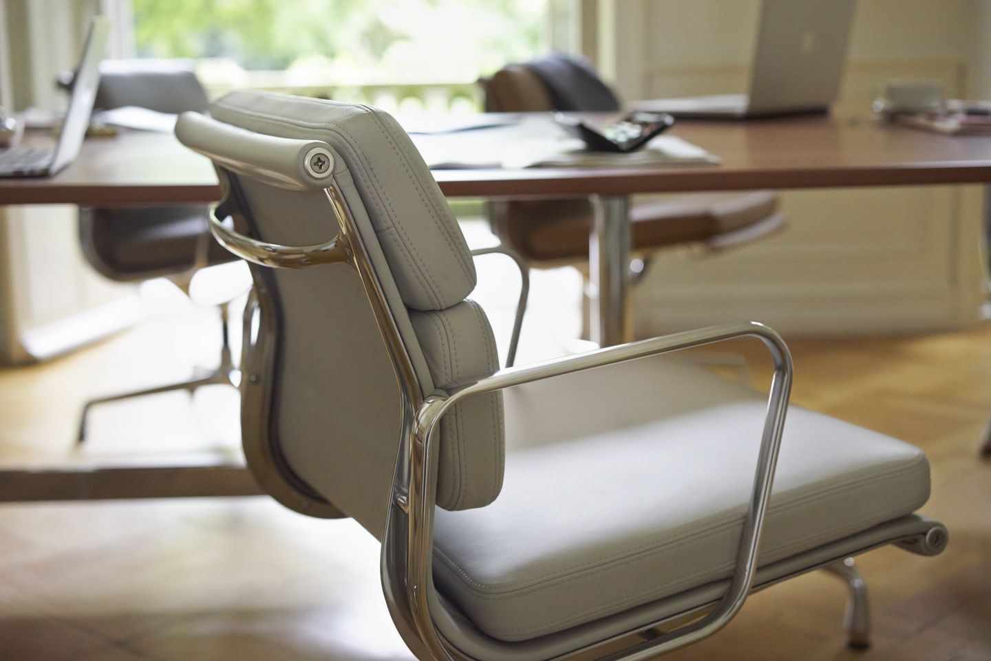 Кожаный стул с подлокотниками VITRA Eames Soft Pad Group ARCH-00088842 - Вид №12