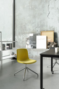 Офисное кресло с 4 спицами