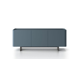 Деревянный шкаф с распашными дверями