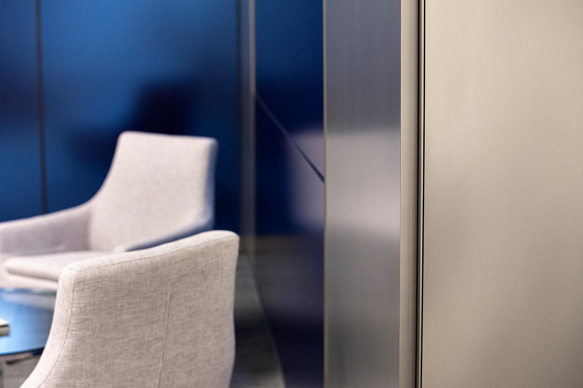 FSRT636 Система облицовки стен Levelr с панелями из вивихромового хромового стекла в отражающей конфигурации с индивидуальной цветовой прослойкой и опалексной отделкой, индивидуальной графикой туалета с индивидуальной подсветкой световой панели и настраив Forms-surfaces  - Вид №25