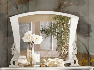 Настенное зеркало в рамке