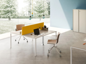 Деревянный стол со звукопоглощающими перегородками