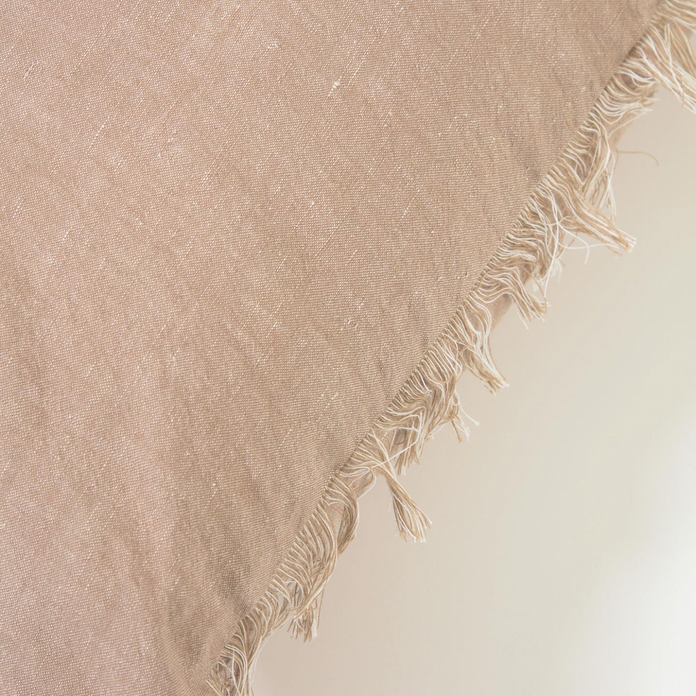 108848 бежевая наволочка из хлопка и льна с бахромой 45 x 45 см La Forma Abinadi 