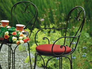 65.00.0990 Набор стульев Boulevard каштан под старину из 5-ти предм. - включая 2 стула, 2 красные подушки сиденья, 1 стол Ø 65 см Mbm