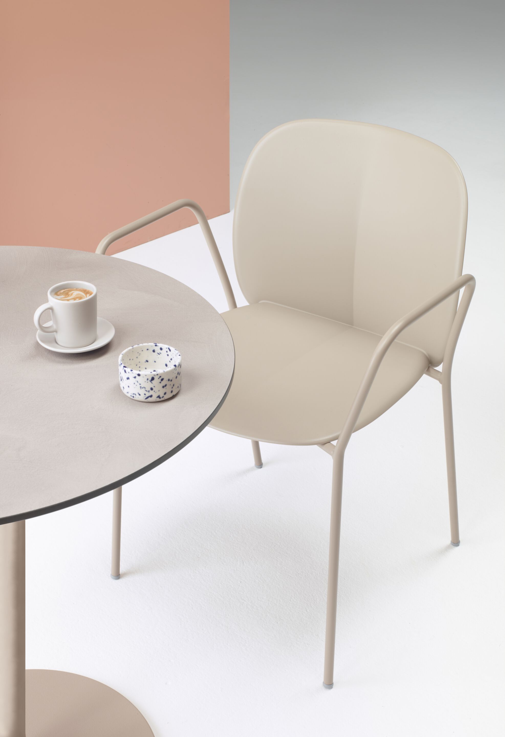 Рециркулированный пластиковый стул с подлокотниками S-CAB Mentha ARCH-00042567 - Вид №3