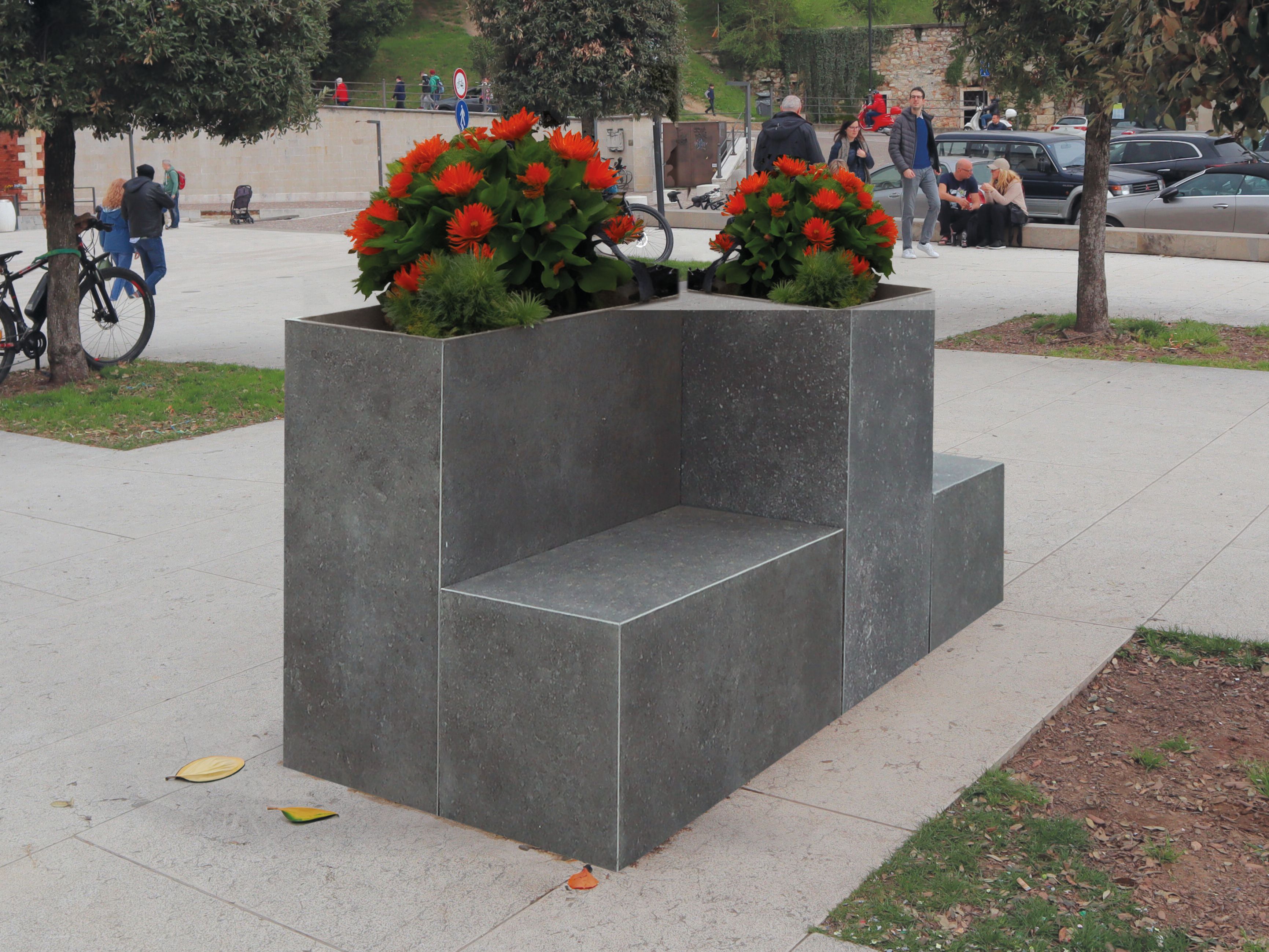 Спеченная каменная скамья со встроенной плантатором PIETRA SINTERIZZATA MOUNTAIN ISLAND ARCH-00116811