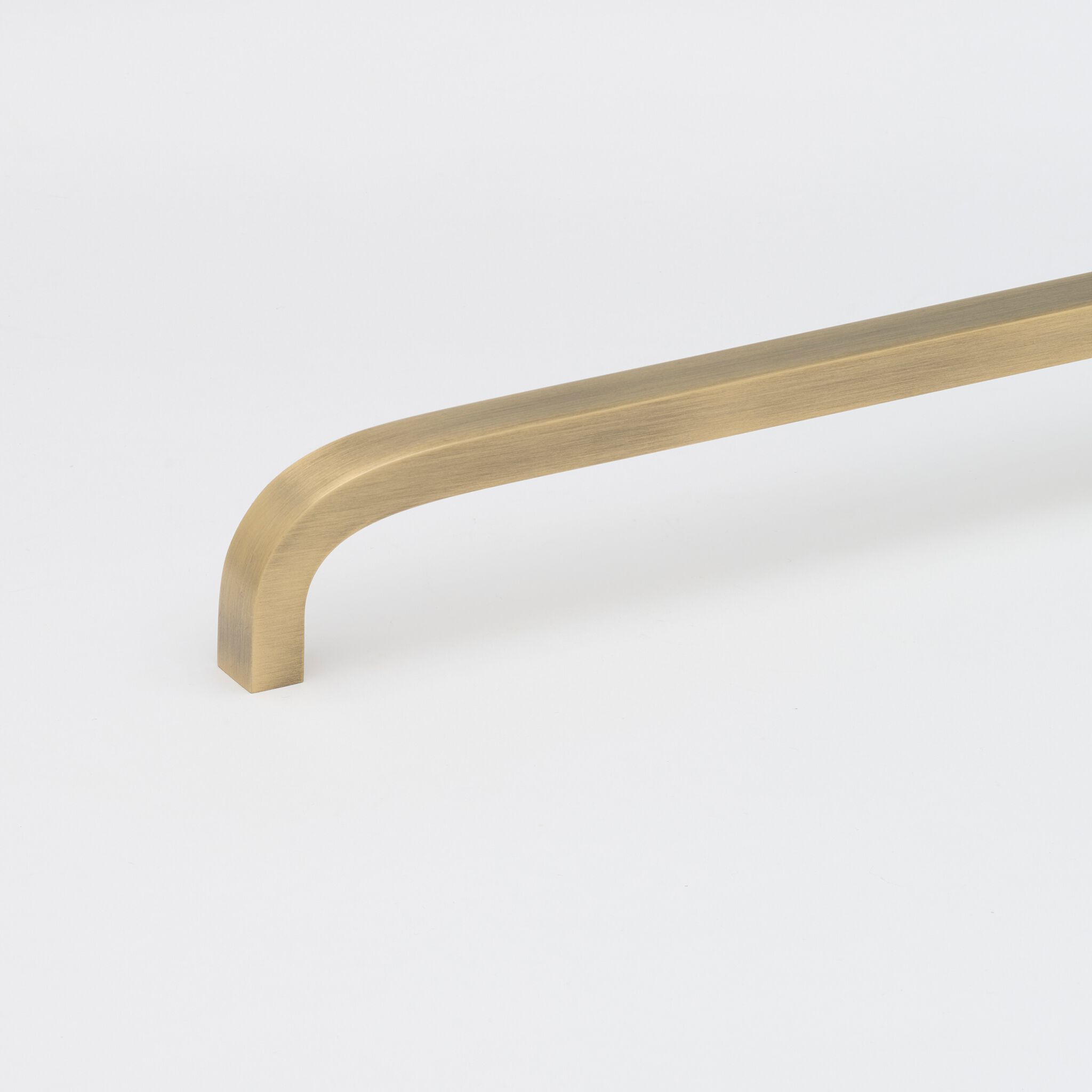 Латунная мебельная ручка Lo & Co Interiors Curve ARCH-00101114 - Вид №1