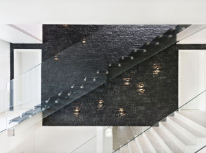 Прямая лестница из стекла