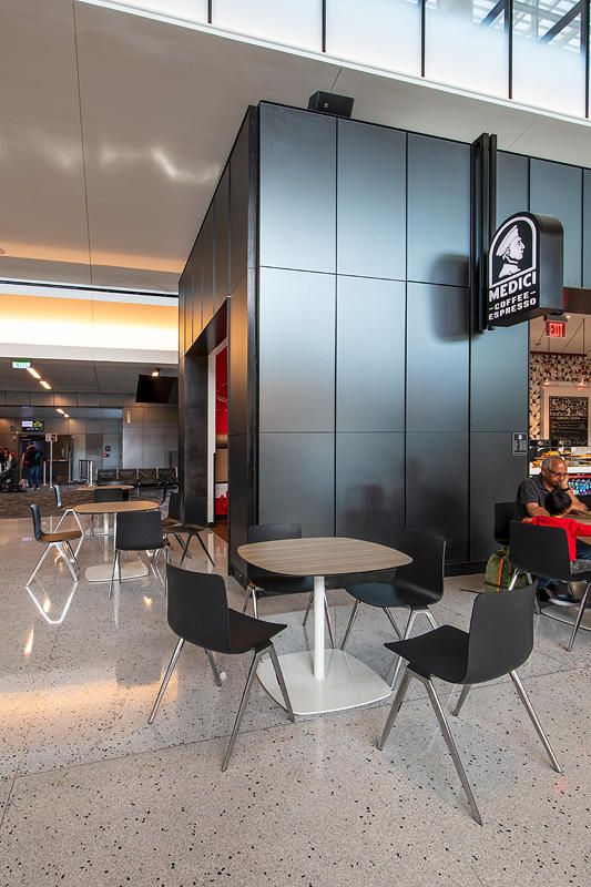 FSRT647 Система обшивки стен Levelr с панелями из вивихромного хромового стекла с прослойкой индивидуального цвета, показанная в конфигурации «отражающий» с отделкой pearlex +, нержавеющая сталь с отделкой «горный хрусталь» и открывающиеся ребра из нержав Forms-surfaces  - Вид №9