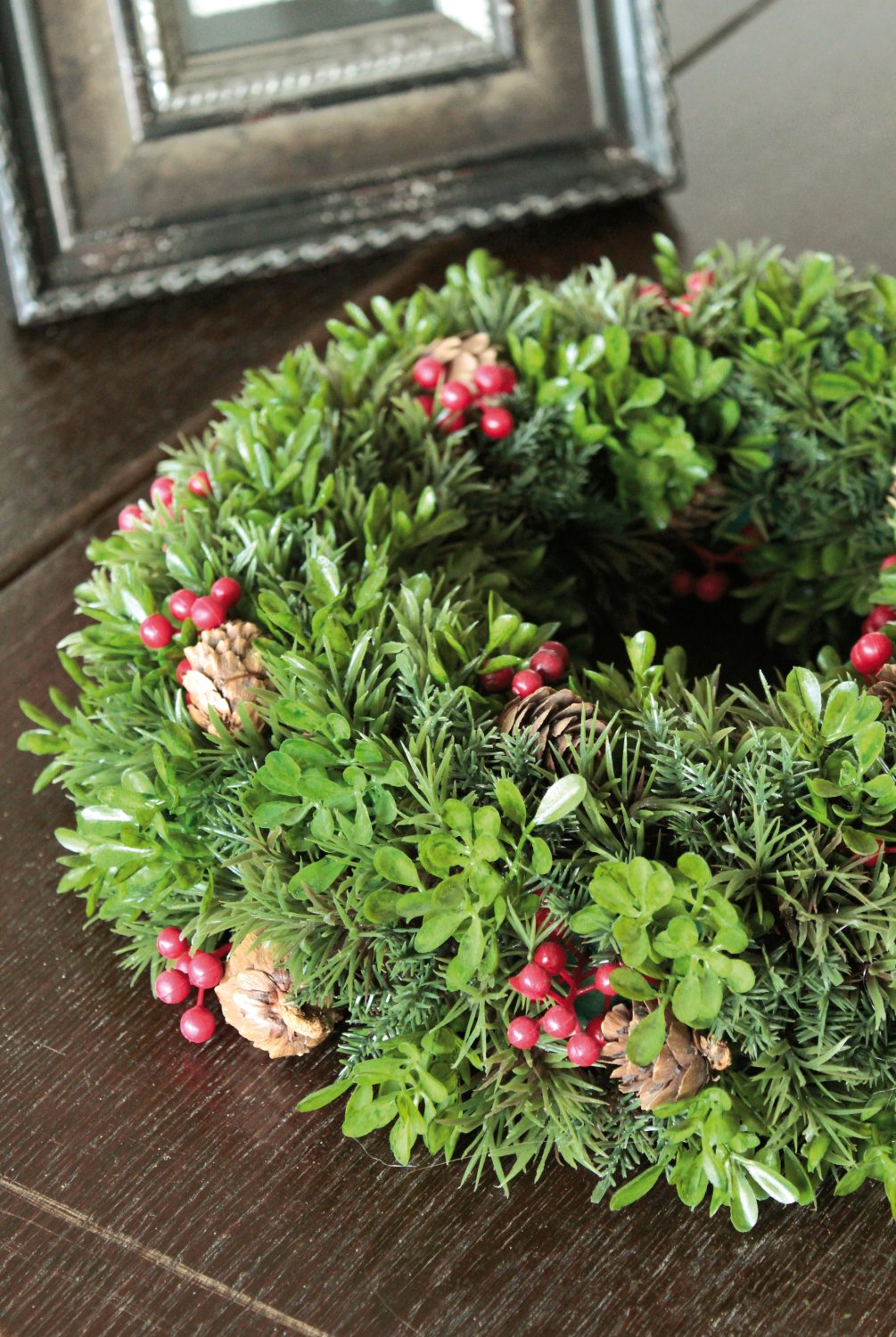 1040 883 a3 Венок искусственный 'ель / самшит / ягоды / шишки', Ø 37 см, зеленый H-andreas  - Вид №1