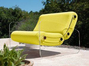 Кресло из ПММА и ткани с подлокотниками