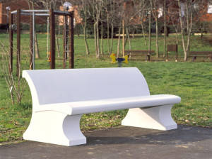 Реконструированная каменная скамья со спинкой