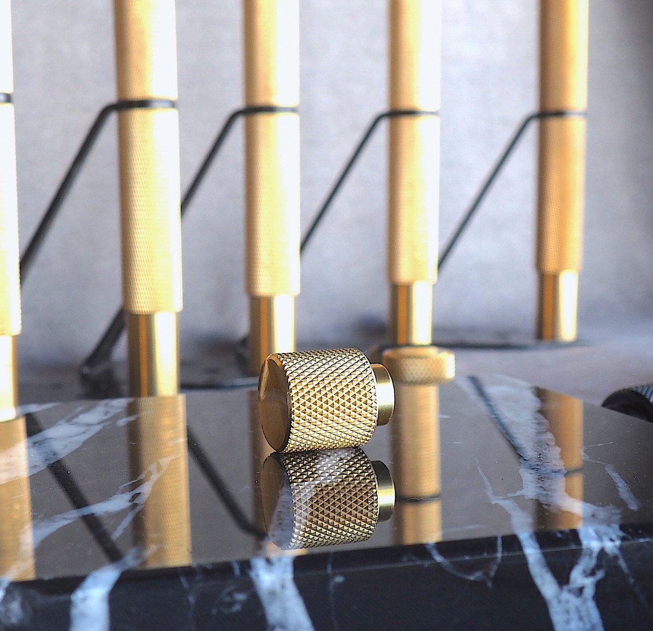 Шкаф распашной двухдверный с металлическими ножками 150х62 см серый Moon BRAGIN DESIGN MOON 00-3862430 Серый - Вид №1