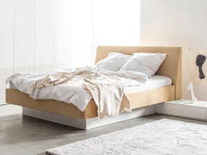 Двуспальная кровать с мягким изголовьем