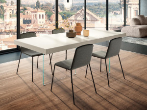 Прямоугольный стол из лакированного дерева и стекла