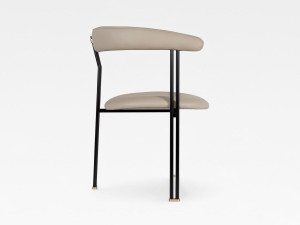 Кожаный мягкий стул с подлокотниками