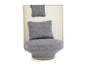 Тканевое кресло с высокой спинкой