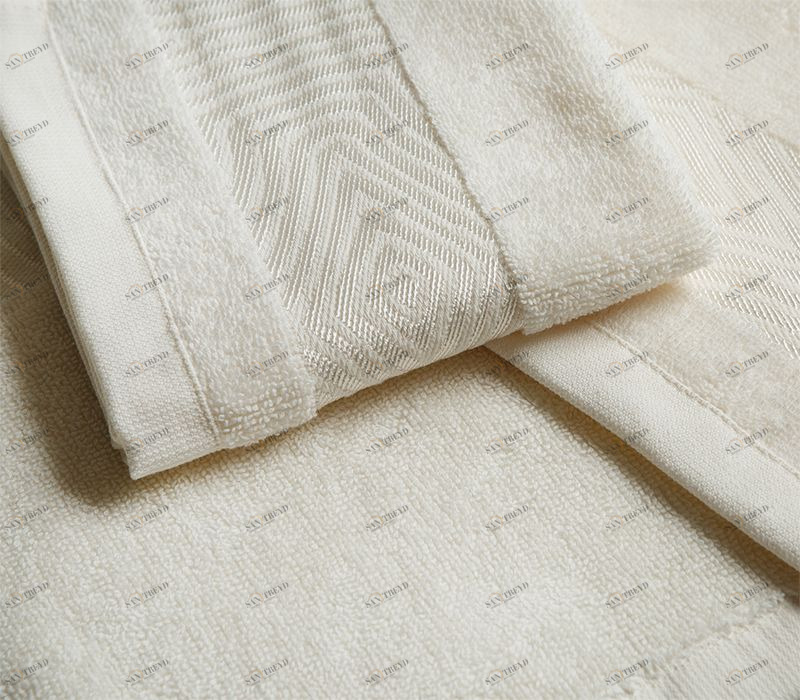 Комплект ручных полотенец из коллекции MAGNUM в молочном цвете. Представляем вашему вниманию универсальный комплект полотенец для рук, который можно использовать как в ванне, так и на кухне. Плотная, но нежная махра салфеток отлично впитывает и дарит комф Victoria Stenova 16114