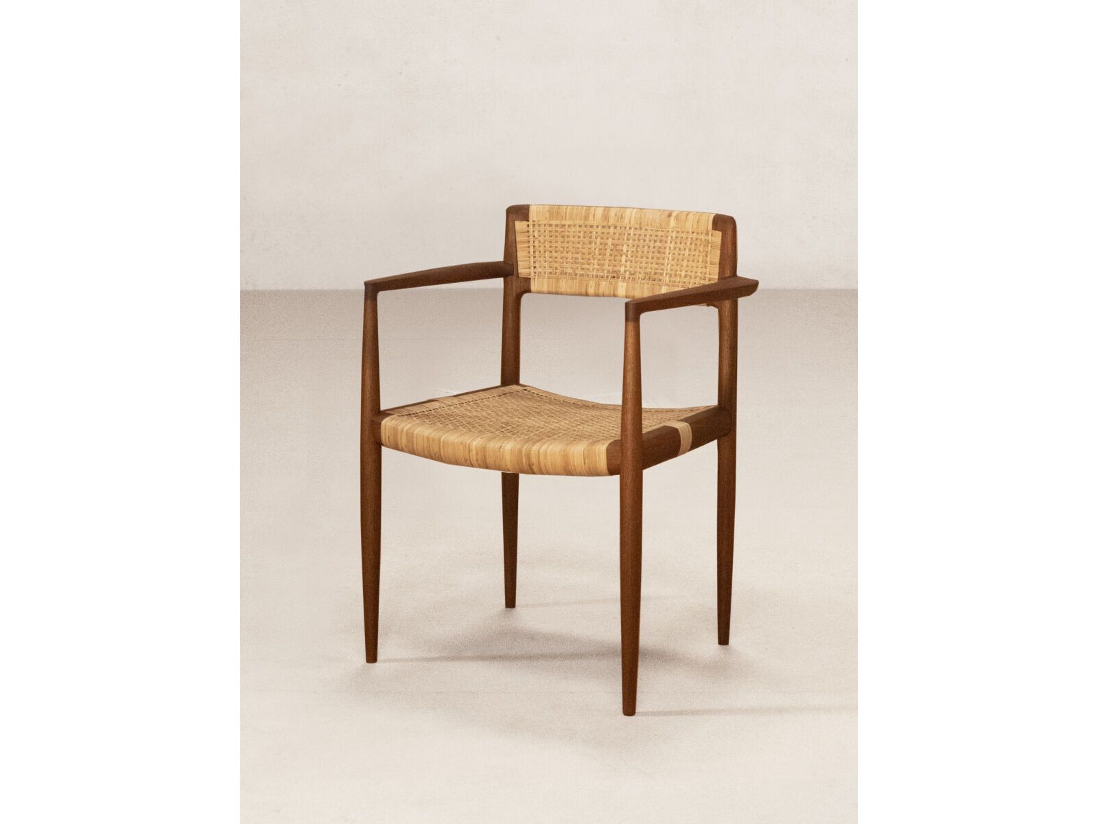 Стул из тикового дерева с подлокотниками Phantom Hands Tangāli ARCH-00050472 - Вид №2