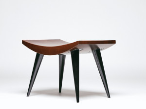 Низкий стул грецкого ореха