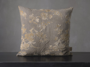 Бархатная квадратная подушка