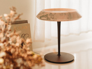 Мраморная светодиодная настольная лампа