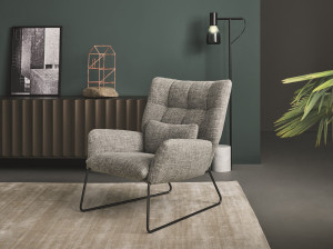 Тканевое кресло с подлокотниками