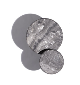 Мраморный круглый высокий садовый столик