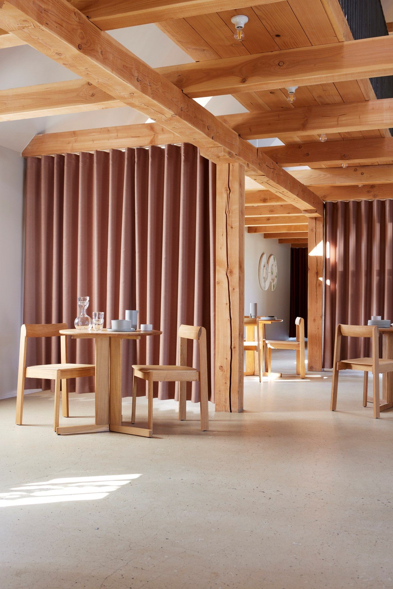 Штабелируемый стул из дуба с открытой спинкой Form & Refine Blueprint ARCH-00105045 - Вид №7