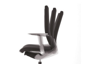 Офисное кресло из ткани с колесами и подлокотниками с 5 спицами