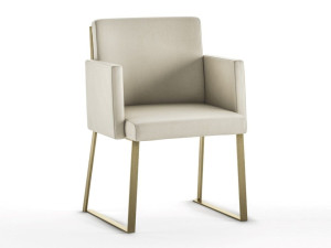 Кожаный стул с подлокотниками