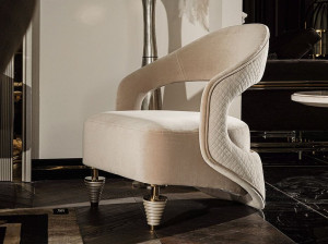 Тканевое кресло с подлокотниками