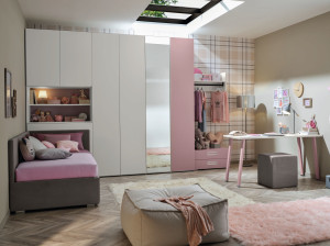 Спальня с гардеробом с гостиной и диваном-кроватью