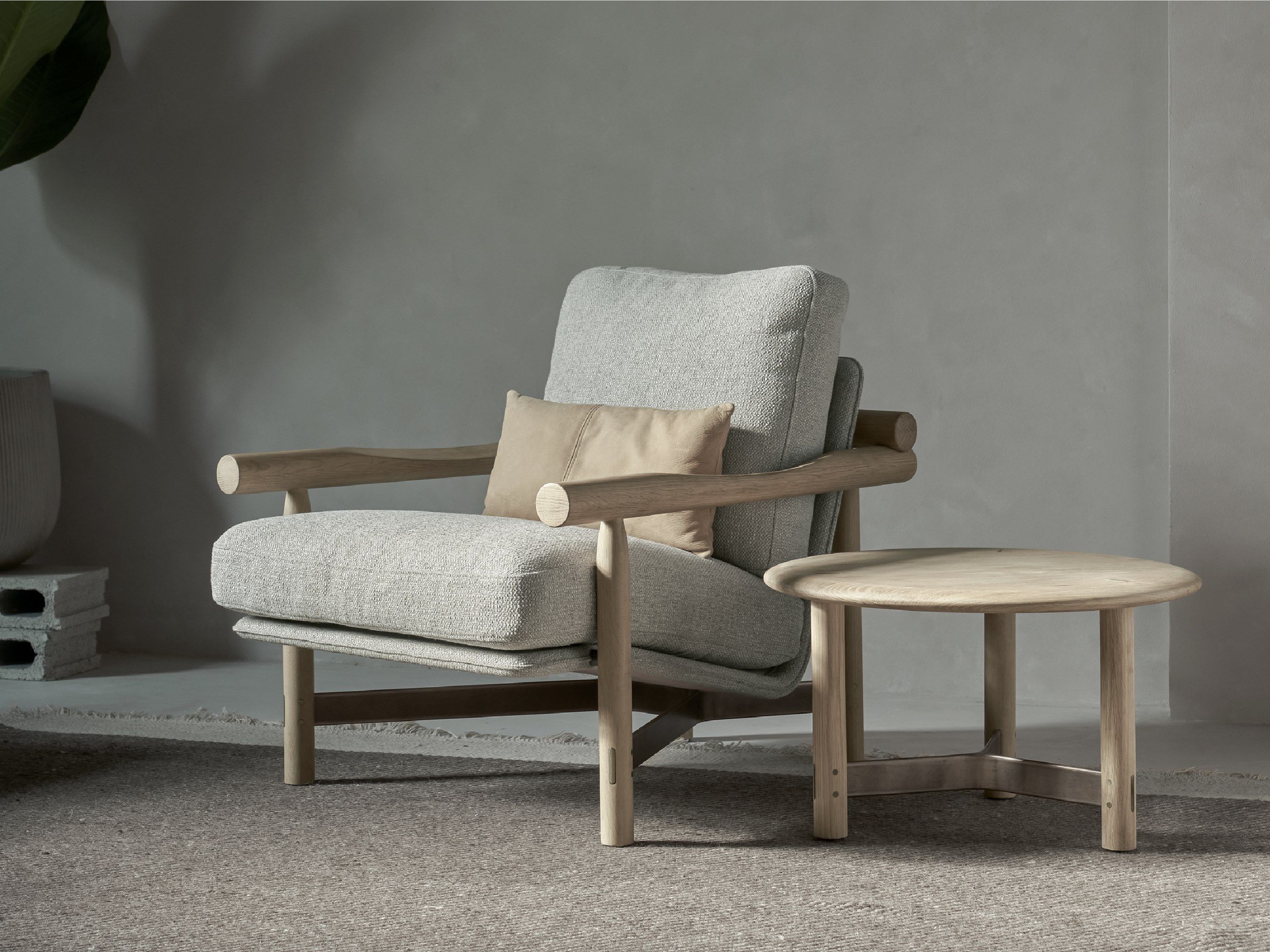 Деревянное кресло с подлокотниками District Eight Stilt ARCH-00016891 - Вид №1