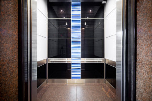 FSRT804 Интерьер лифта Levele-107 с индивидуальной компоновкой панелей; панели для лайтпланов из стекла vivispectra elements с индивидуальной прослойкой синего цвета юкки и стандартной отделкой; панели из стекла vivispectra elements с прослойкой из чёрног Forms-surfaces 