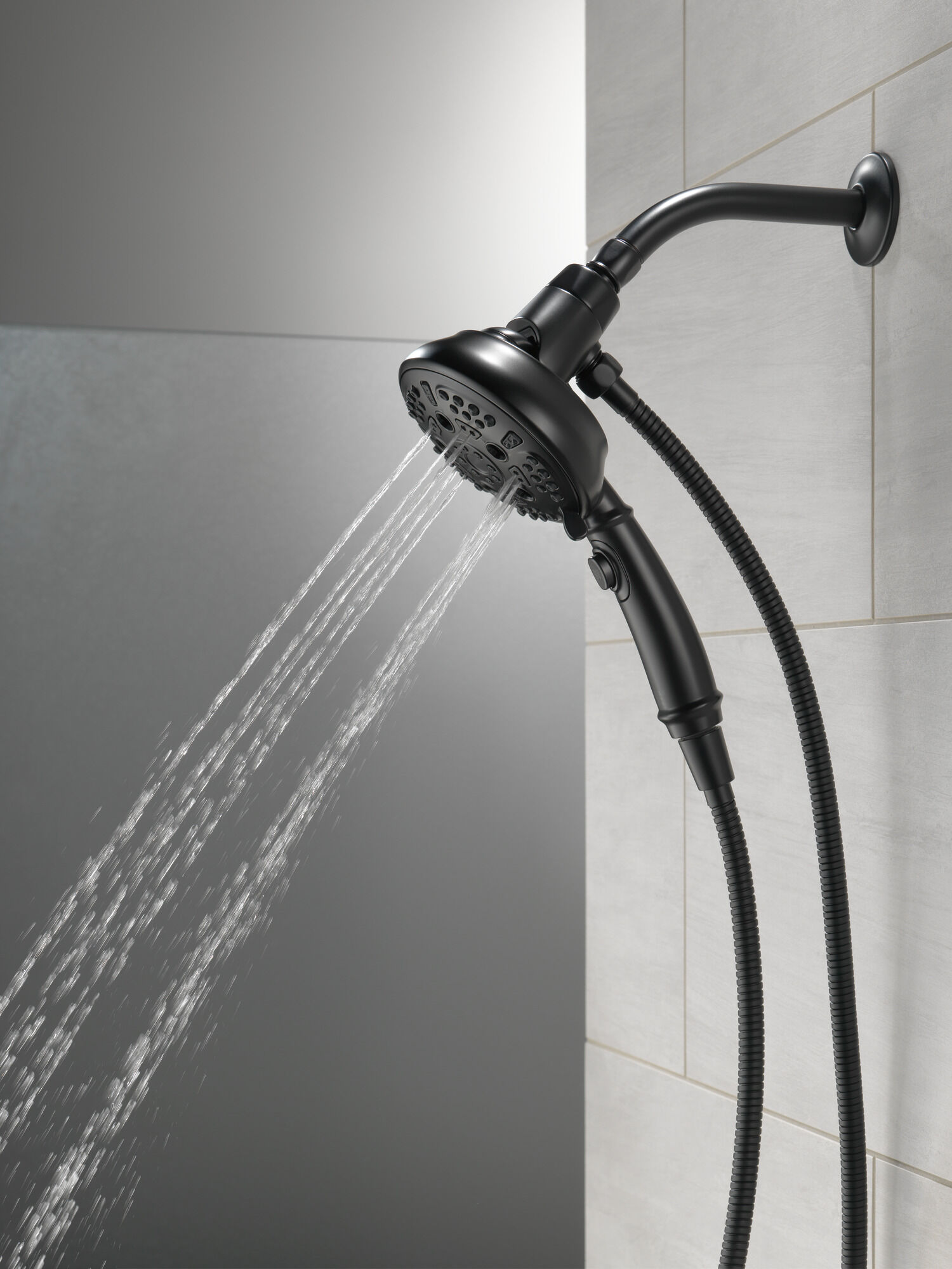 54710-BL-PK Ручной душ SureDock ™ с 7 настройками Delta Faucet Universal Showering Матовый черный  - Вид №12