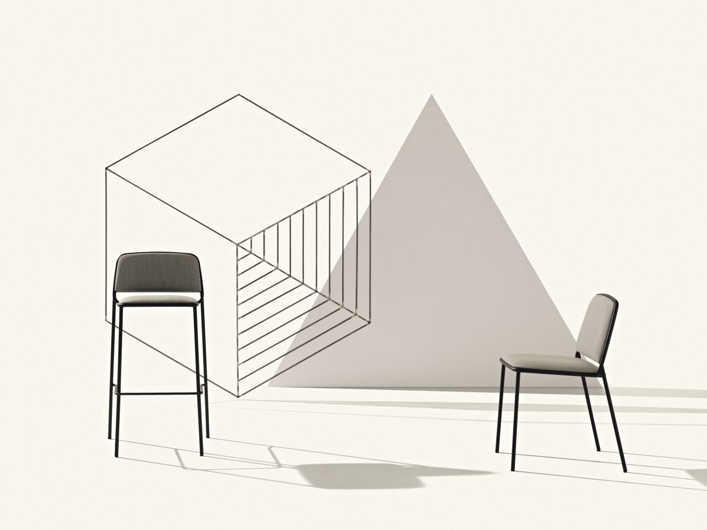 Ring 670 Стул со стальным каркасом, 4 ножки. Сиденье и спинка мягкие. Et al. Ring