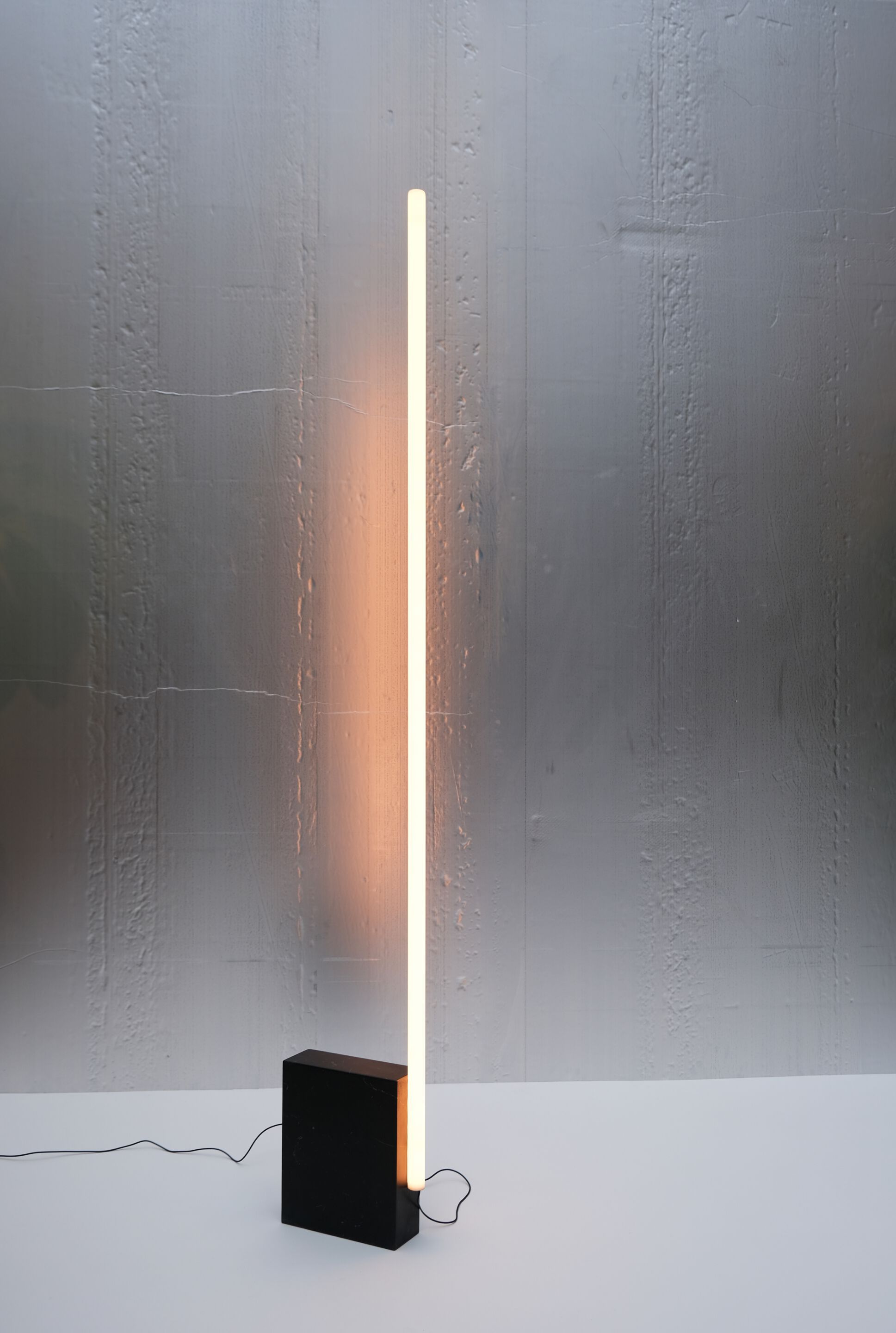Светодиодный торшер из боросиликатного стекла и мрамора от Nero Marquina Michael Anastassiades RELAY 1.6 ARCH-00017061 - Вид №1