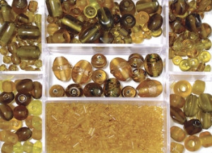 14003805 Бусина стеклянная Набор бусин стеклянных в коробке, 115 г., разные цвета и размеры, цвет топаз Rayher