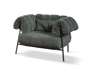 Тканевое кресло с подлокотниками