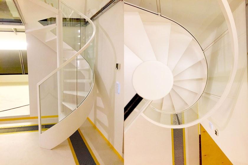 Siller Treppen Винтовая лестница из дерева и стекла sun-id-1403830 - Вид №1