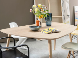 Деревянный обеденный стол