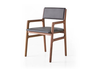 Деревянный стул с подлокотниками