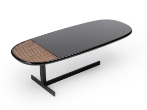 Низкий деревянный журнальный столик