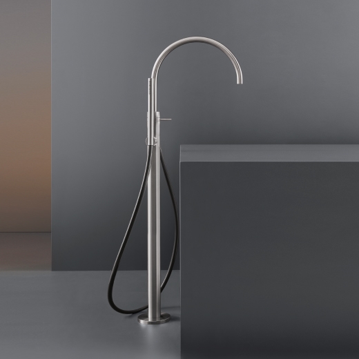 Свободно стоящий прогрессивный смеситель для ванны H. 980 мм с поворотным носиком и <SPAN /> цилиндрические ручной душ диаметр 18 мм  GRA24 CEADESIGN  - Вид №1